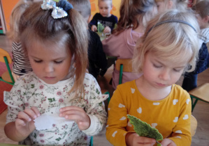 Dzieci tworzą makietę lasu